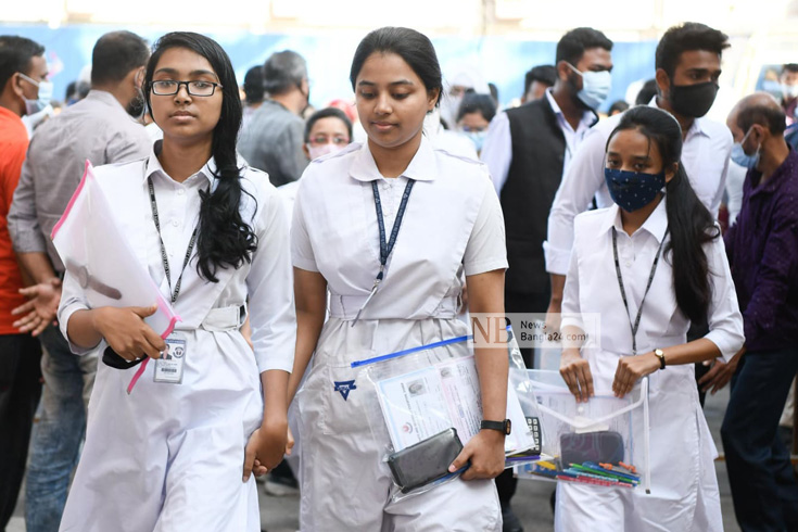 আজ থেকে শুরু হচ্ছে এইচ এস সি পরীক্ষা। ছবিটি ফার্মগেট তেজগাঁও কলেজ থেকে তোলা। ছবি: পিয়াস বিশ্বাস/নিউজবাংলা