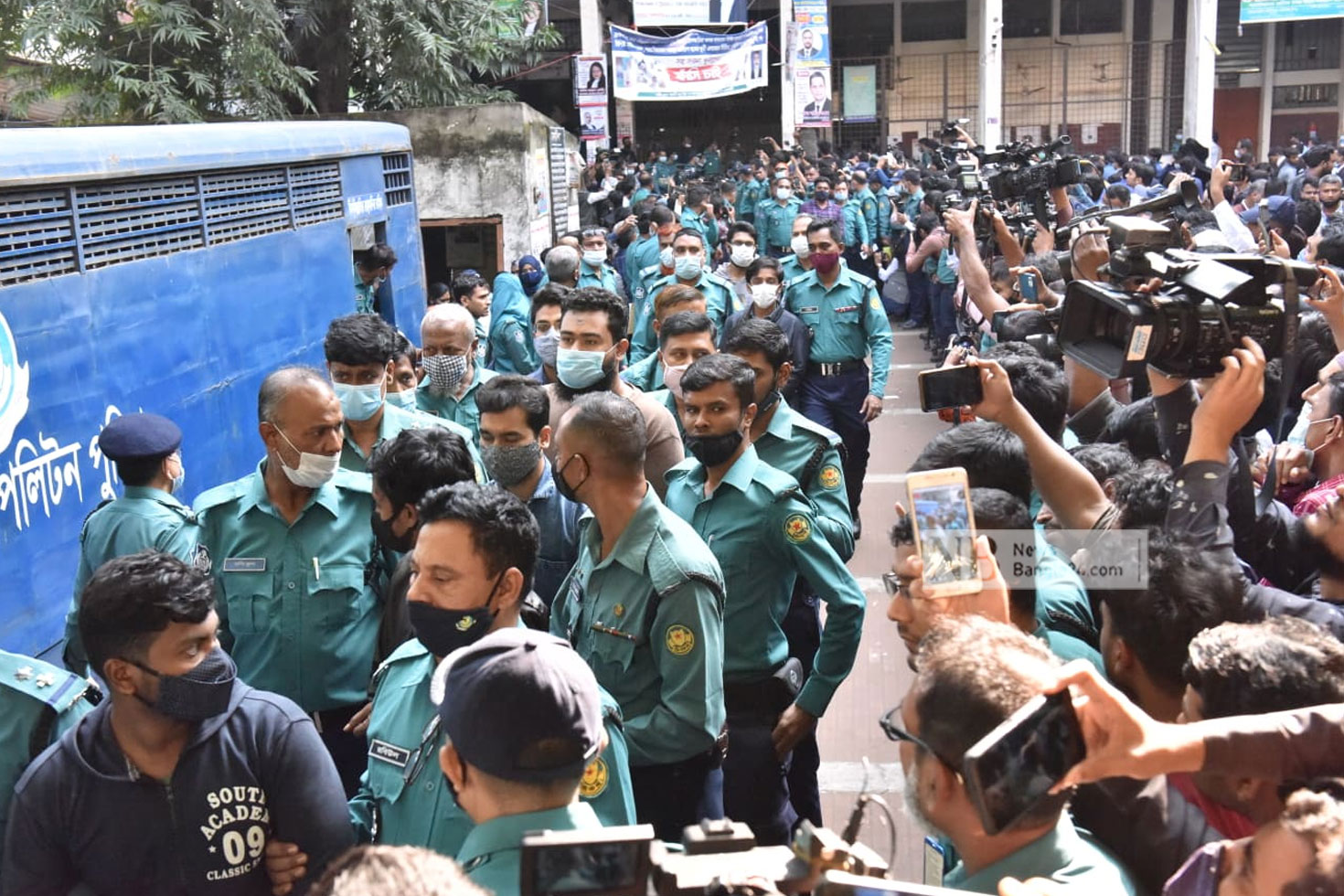 বুয়েটের ছাত্র আবরার ফাহাদ হত্যা মামলার রায়ে ২০ জনকে মৃত্যুদণ্ড এবং ৫ জনকে যাবজ্জীবন কারাদণ্ড দেয়া হয়েছে। ছবিটি আসামীদের আদালতে নেয়ার সময়ে তোলা। ছবি: সাইফুল ইসলাম/নিউজবাংলা