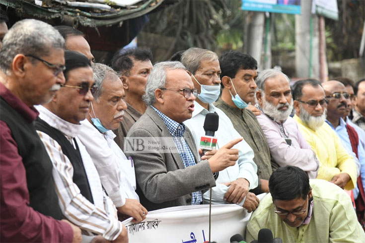 খালেদা জিয়ার সুচিকিৎসা ও মুক্তির দাবিতে শুক্রবার জাতীয় প্রেস ক্লাবের সামনে মানববন্ধন করেছে জাতীয়তাবাদী শ্রমিকদল। এতে বক্তব্য দেন বিএনপির যুগ্ম মহাসচিব রুহুল কবির রিজভী। ছবি: সাইফুল ইসলাম/নিউজবাংলা