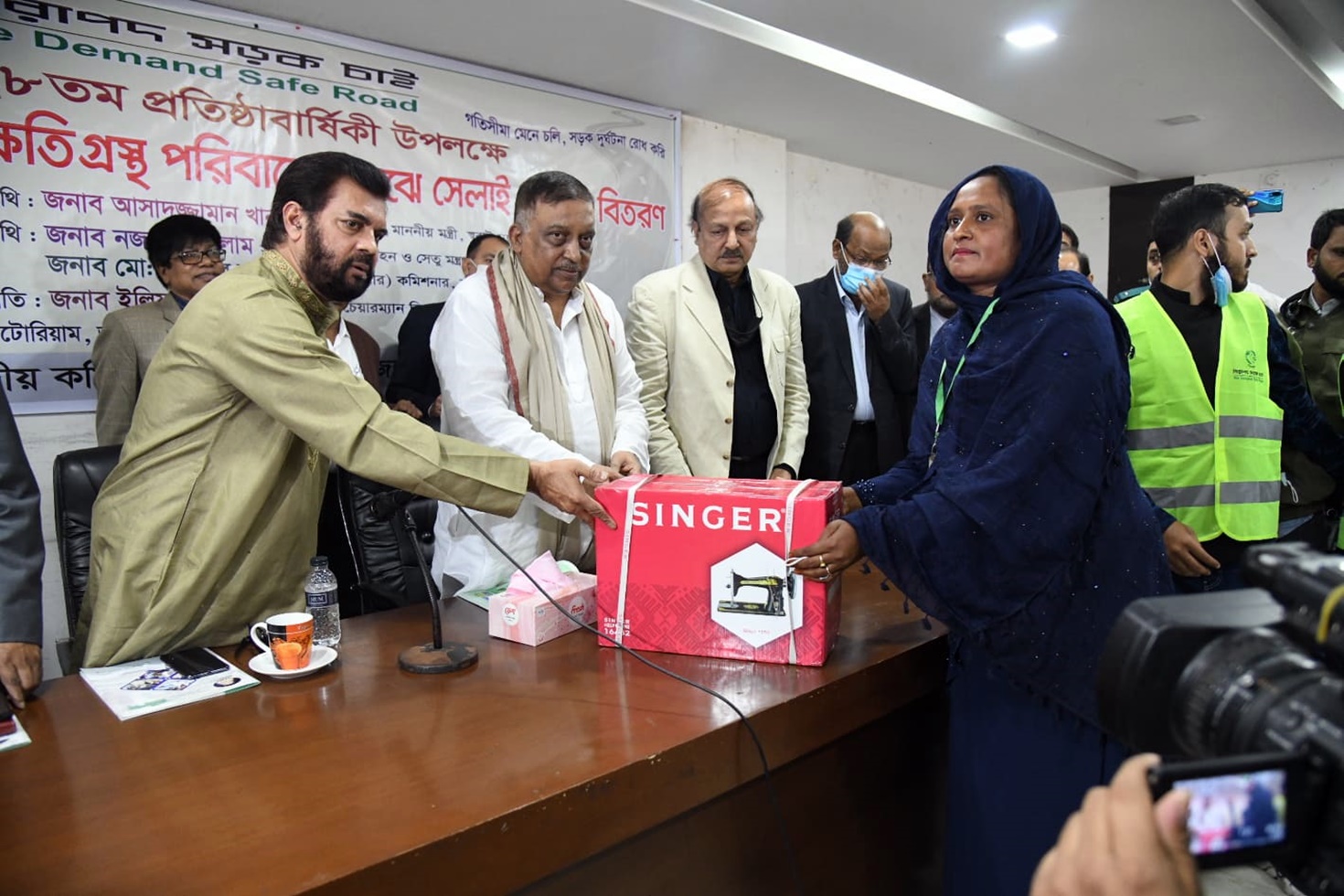 জাতীয় প্রেস ক্লাবে ‘নিরাপদ সড়ক চাই’ সংগঠনের উদ্যোগে ক্ষতিগ্রস্ত পরিবারের মাঝে সেলাই মেশিন বিতরণ করা হয়। সেলাই মেশিন গ্রহণ করছেন সড়ক দুর্ঘটনায় নিহত নিজাম কাজির স্ত্রী শিউলি আক্তার। ছবি: সাইফুল ইসলাম/ নিউজবাংলা