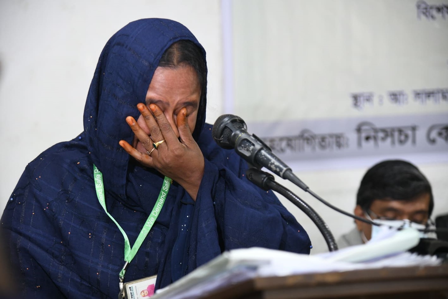 জাতীয় প্রেস ক্লাবে ‘নিরাপদ সড়ক চাই’ আয়োজিত অনুষ্ঠানে বক্তব্য দিতে কান্নায় ভেঙে পড়েন সড়ক দুর্ঘটনায় নিহত নিজাম কাজির স্ত্রী শিউলি আক্তার। ছবি: সাইফুল ইসলাম/ নিউজবাংলা