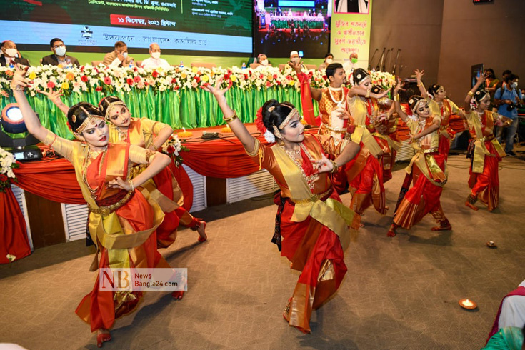 জাতির পিতা বঙ্গবন্ধু শেখ মুজিবুর রহমানের জন্মশতবার্ষিকী ও স্বাধীনতার সুবর্ণজয়ন্তী শনিবার রাজধানীর কে আই বি ইনস্টিটিউটে  নাচেগানে উদযাপন করে বাংলাদেশ ক্যাথলিক চার্চ। ছবি: পিয়াস বিশ্বাস  