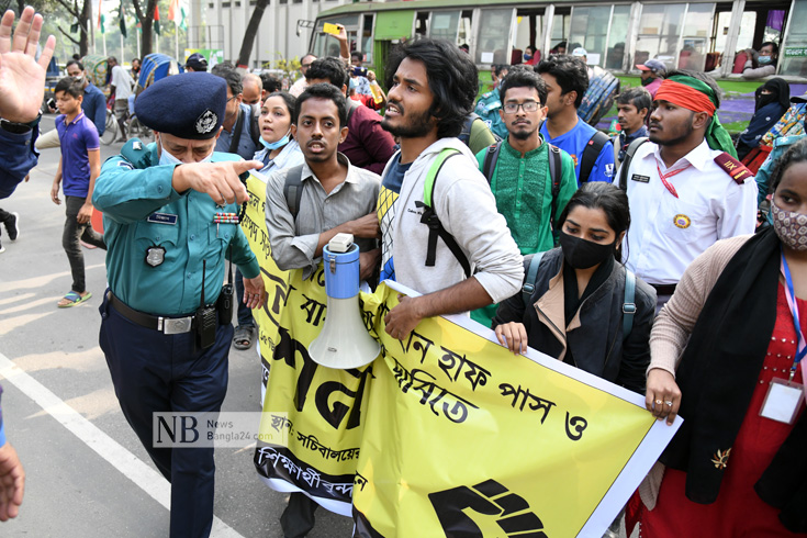 সারা দেশে গণপরিবহনে শিক্ষার্থীদের শর্তহীন হাফ পাস ও ৯ দফা দাবিতে সচিবালয়ের সামনে বুধবার মিছিল করে শিক্ষার্থীরা। পুলিশ বাধা দেয় । ছবি: সাইফুল ইসলাম 