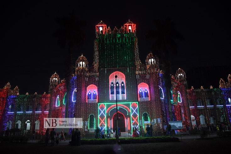 মহান বিজয় দিবস উপলক্ষে রাজধানীতে আলোকসজ্জা। ছবিটি ঢাকা বিশ্ববিদ্যালয়ের কার্জন হল থেকে তোলা। ছবিঃ সাইফুল ইসলাম 