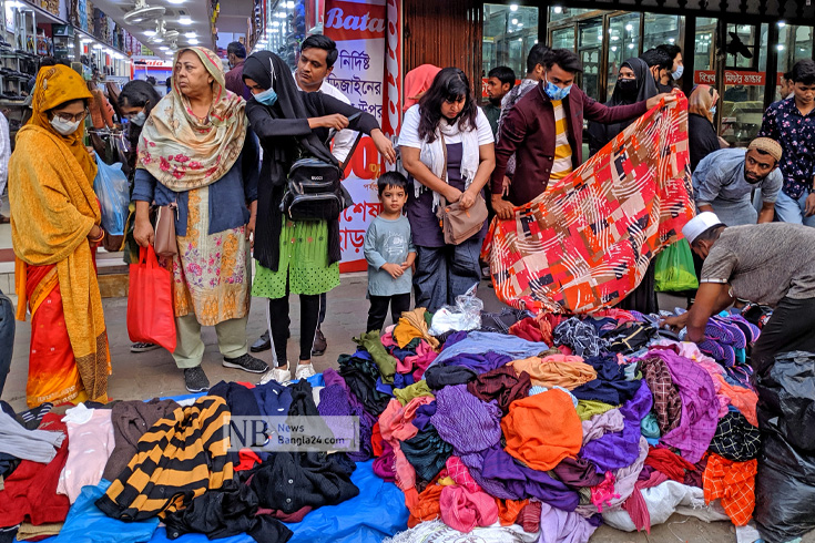 শীতের কাপড় বেচাকেনায় ব্যস্ত সময় পার করছেন ক্রেতা-বিক্রেতারা। ছবিটি রাজধানীর নিউমার্কেট এলাকা থেকে তোলা। ছবি: পিয়াস বিশ্বাস/বিশ্বাস
