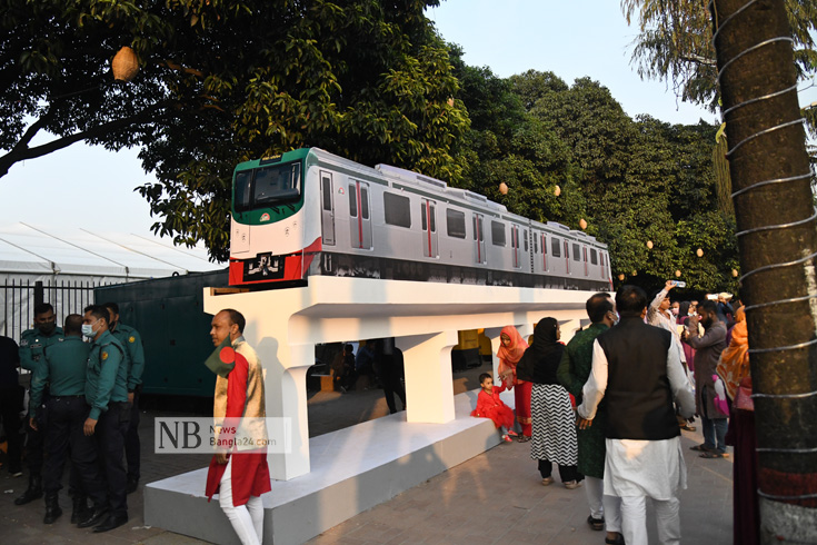 বর্তমান সরকারের উন্নয়নমূলক কাজ জনমানুষের মধ্যে তুলে ধরতে জাতীয় সংসদ ভবনের সামনে মেট্রোরেলের ডেমো তৈরি করা হয়েছে। ছবি: সাইফুল ইসলাম/নিউজবাংলা 