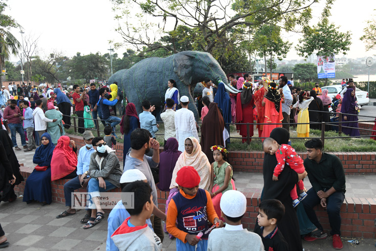 সরকারি ছুটির দিনে বিনোদন কেন্দ্র গুলো ছিল উপচে পড়া ভিড়। ছবিটি রাজধানীর হাতিরঝিল এলাকা থেকে তোলা। ছবিঃ সাইফুল ইসলাম  