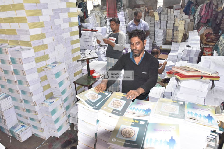 শিক্ষার্থীদের হাতে নতুন বই তুলে দেয়ার জন্য ছাপাখানাগুলোতে এখন চরম ব্যস্ততা। ছবিটি রাজধানীর সূত্রাপুরের একটি ছাপাখানা থেকে তোলা। ছবি: সাইফুল ইসলাম