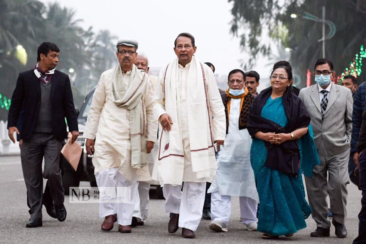 বুধবার রাষ্ট্রপতির সঙ্গে সংলাপ শেষে বঙ্গভবন থেকে বেরিয়ে আসছেন জাতীয় সমাজতান্ত্রিক দল-জাসদ। ছবি: পিয়াস বিশ্বাস 