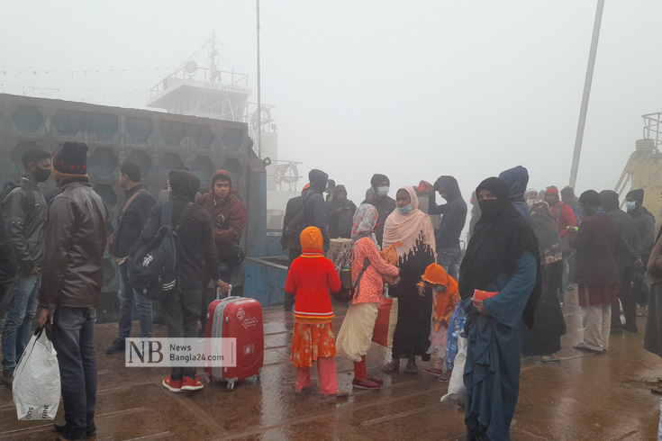 ঘন কুয়াশার কারণে ফেরি বন্ধ থাকায় শীতের মধ্যে ভোগান্তিতে পড়েছেন যাত্রী ও চালকেরা। ছবিটি রাজবাড়ীর দৌলতদিয়ার ৫ নম্বর ফেরিঘাট থেকে তোলা। ছবি: রবিউল আউয়াল/নিউজবাংলা