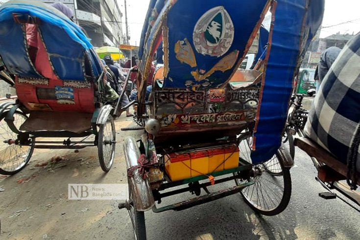 রাজধানীতে ব্যাটারিচালিত রিক্সা চলাচলে নিষেধাজ্ঞা থাকলেও তা মানছে না চালকরা। প্রধান প্রধান সড়কে নিয়মিত চলছে এ ধরনের রিক্সা। ছবিটি গুলিস্তান এলাকা থেকে তোলা। ছবি: সাইফুল ইসলাম/নিউজবাংলা 