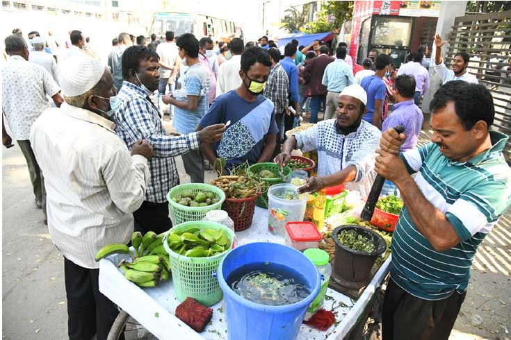 জাতীয় প্রেসক্লাবের সামনে ভ্যানগাড়িতে বিভিন্ন কাঁচা ফল দিয়ে তৈরি হচ্ছে বাহারি রকমের চাটনি। দাম কম হওয়াতে বিক্রি হচ্ছে দেদার। ছবি: সাইফুল ইসলাম