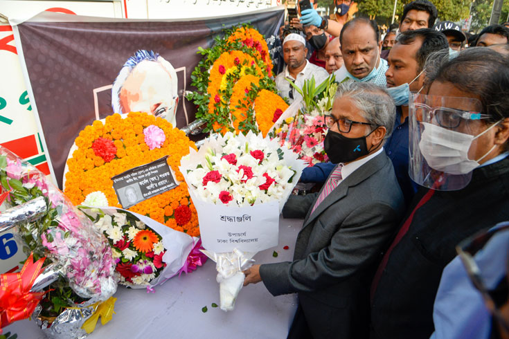 কেন্দ্রীয় শহিদ মিনারে সোমবার জাতীয় সংসদের সাবেক ডেপুটি স্পিকার শওকত আলীর কফিনে  শ্রদ্ধা নিবেদন করে বিভিন্ন শ্রেণি-পেশার মানুষ। ছবি: পিয়াস বিশ্বাস