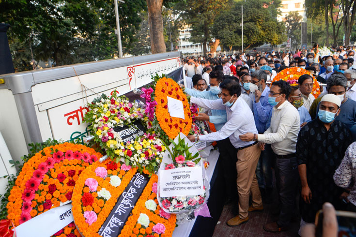 কেন্দ্রীয় শহিদ মিনারে সোমবার জাতীয় সংসদের সাবেক ডেপুটি স্পিকার শওকত আলীর কফিনে শ্রদ্ধা নিবেদন করে বিভিন্ন শ্রেণি-পেশার মানুষ। ছবি: পিয়াস বিশ্বাস