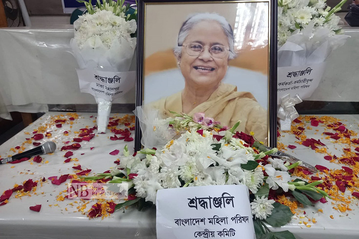 বাংলাদেশ মহিলা পরিষদের উদ্যোগে সুফিয়া কামাল ভবন মিলনায়তনে মহিলা পরিষদের কেন্দ্রীয় কমিটির প্রয়াত সভানেত্রী আয়শা খানমের প্রথম মৃত্যুবার্ষিকীতে সংগঠনের পক্ষ থেকে শ্রদ্ধাঞ্জলি। ছবি: সাইফুল ইসলাম