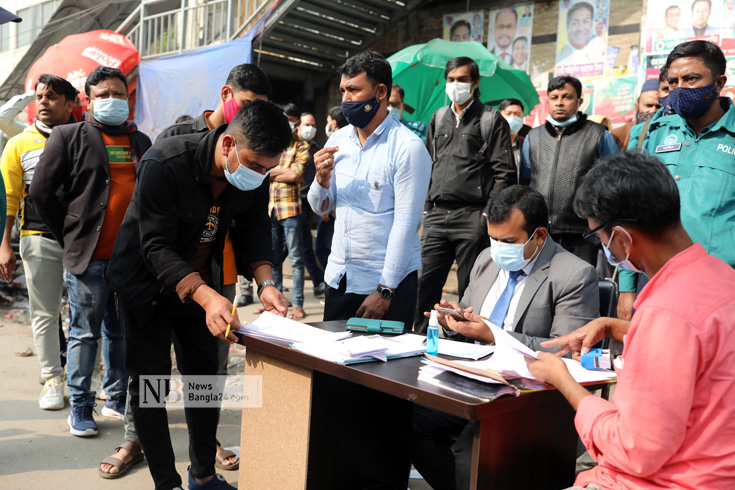 করোনাভাইরাসের সংক্রমণরোধে বিধিনিষেধ কার্যকরে ভ্রাম্যমাণ আদালত পরিচালনার প্রথম দিনে রাজধানীর শাহবাগে মাস্ক ছাড়া যাত্রী ও পথচারীদের সর্তক করার পাশাপাশি মুচলেকা দিয়ে ছাড়ের ওপর গুরুত্ব দেয়া হয়েছে। অপরাধ বিবেচনায় সীমিত অর্থদণ্ডও দেয়া হয়েছে কয়েকজনকে। ছবি: পিয়াস বিশ্বাস
