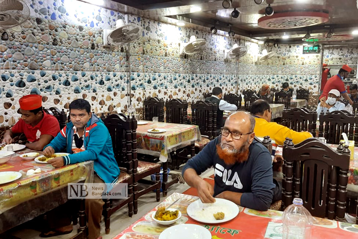  রাজধানীর তোপখানা রোডে এক রেস্তোরাঁয় বৃহস্পতিবার দুপুরের খাবার খেতে আসা এসব ভোক্তার কেউই করোনা টিকার সনদ বহন করেননি। ছবি: সাইফুল ইসলাম 