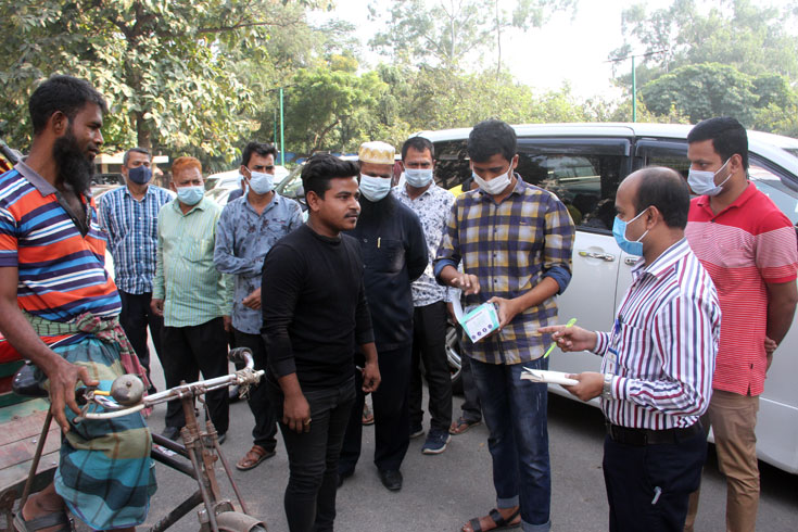 মহামারীকালে মাস্ক পরা বাধ্যতামুলক হলেও তা না পরায়   ঢাকা জেলা প্রশাসকের পক্ষ থেকে বুধবার আব্দুল গনি রোডে  নিবাহী্ ম্যাজিস্টেট  মোবাইল কোট পরিচালনা করে।ছবি: সাইফুল ইসলাম