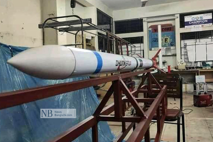 দেশে প্রথমবারের মতো রকেট তৈরি করেছেন ময়মনসিংহ ইঞ্জিনিয়ারিং কলেজের একদল শিক্ষার্থী। সরকারের অনুমতি পেলেই পরীক্ষামূলকভাবে উৎক্ষেপণ করা হবে এটি। ছবি: কামরুজ্জামান মিন্টু /নিউজবাংলা