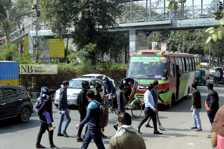 রাজধানীর শাহাবাগে ফুট ওভারব্রিজ ব্যবহারে অনিহা দেখা যায় পথচারীদের। যে কোন সময় ঘটতে পারে বড় ধরনের দুর্ঘটনা। ছবি: পিয়াস বিশ্বাস 
