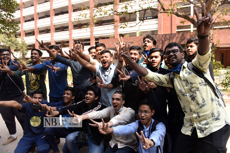 এইচএসসির ফল পাওয়ার পর নটর ডেম ছাত্রদের উচ্ছ্বাস। ছবি: সাইফুল ইসলাম 