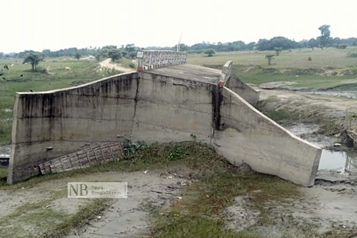 ময়মনসিংহ সদরে সিরতা বাজার কাটা খালের ওপর ৬০ ফুটের সেতুটি নির্মাণের পরদিনই হেলে পড়ে। সেতুটি এক দিনও ব্যবহার করতে না পারায় চরম ক্ষোভ প্রকাশ করেছেন স্থানীয়রা। ছবি: কামরুজ্জামান মিন্টু /নিউজবাংলা
