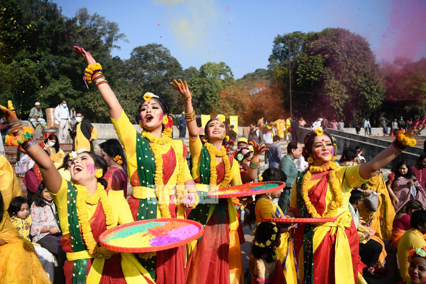 রাজধানীর সোহরাওয়ার্দী উদ্যানের মুক্তমঞ্চে আবির ছড়িয়ে ঋতুরাজ বসন্তবরণ করে নিচ্ছেন বাঙালিরা। ছবি: পিয়াস বিশ্বাস