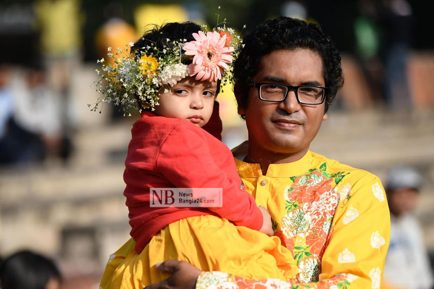 বাসন্তী সাজে বাবা তার ছোট্ট মেয়েকে নিয়ে বসন্তবরণে হাজির হয়েছেন রাজধানীর সোহরাওয়ার্দী উদ্যানে। ছবি: পিয়াস বিশ্বাস