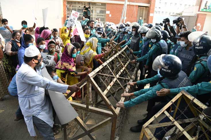 ক্ষতিপূরণসহ বিভিন্ন দাবিতে আশুলিয়ার তাজরীন গার্মেন্টসের শ্রমিকরা রোববার সচিবালয় ঘেরাও করতে গেলে পুলিশ বাধা দেয়। ছবি: সাইফুল ইসলাম