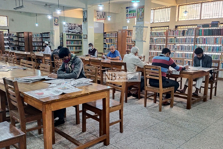 বগুড়ার উডবার্ন লাইব্রেরি অনেক পুরোনো, ঐতিহ্যবাহী ও সমৃদ্ধিশালী পাঠাগার। পৌনে ২০০ বছরের পুরোনো এ লাইব্রেরিতে বই পড়ে জেলার অসংখ্য মানুষ। ছবি: আসাফ-উদ-দৌলা নিওন/নিউজবাংলা