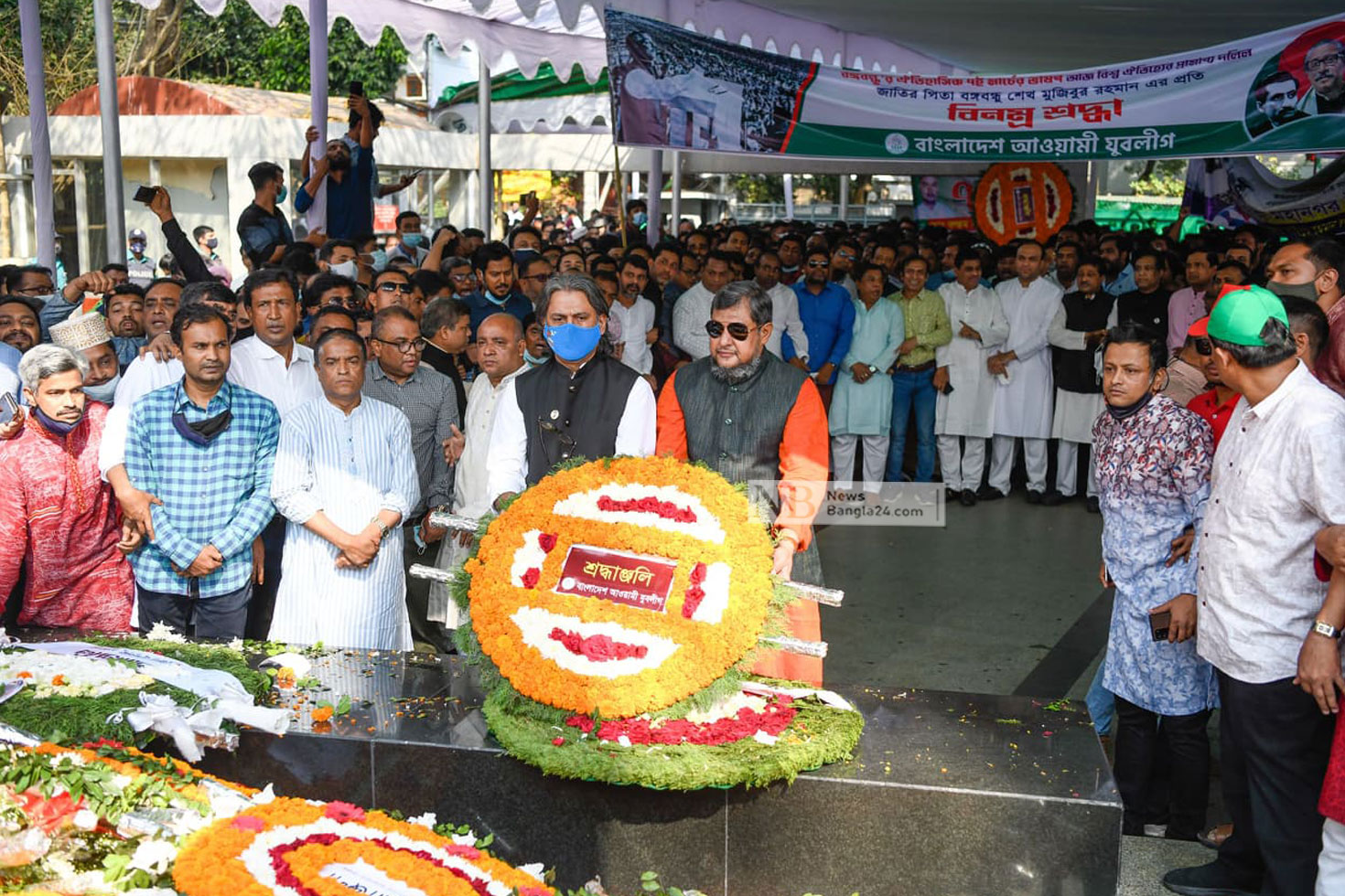 ঐতিহাসিক ৭ মার্চে রাজধানীর ধানমন্ডি ৩২ নম্বরে জাতির পিতা বঙ্গবন্ধু শেখ মুজিবুর রহমানের প্রতিকৃতিতে ফুল দিয়ে শ্রদ্ধা জানায় যুবলীগ। ছবি: পিয়াস বিশ্বাস