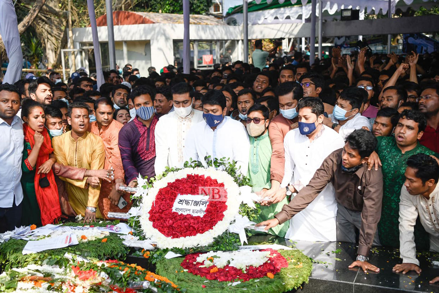 ছাত্রলীগেরর কেন্দ্রীয় কমিটির নেতারা ঐতিহাসিক ৭ মার্চে রাজধানীর ধানমন্ডি ৩২ নম্বরে জাতির পিতা বঙ্গবন্ধু শেখ মুজিবুর রহমানের প্রতিকৃতিতে শ্রদ্ধা জানান। ছবি: পিয়াস বিশ্বাস