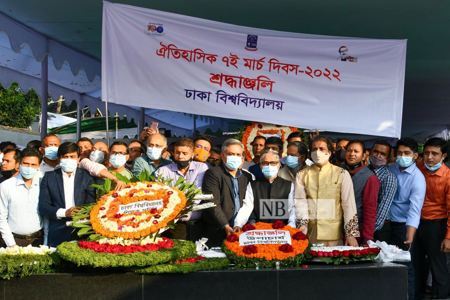 ঐতিহাসিক ৭ই মার্চ উপলক্ষ্যে সোমবার সকালে ধানমন্ডি ৩২ নম্বরে বঙ্গবন্ধুর প্রতিকৃতিতে ফুলের শ্রদ্ধা জানিয়েছেন ঢাকা বিশ্ববিদ্যালয়ের শিক্ষকবৃন্দ। ছবি: পিয়াস বিশ্বাস/নিউজবাংলা