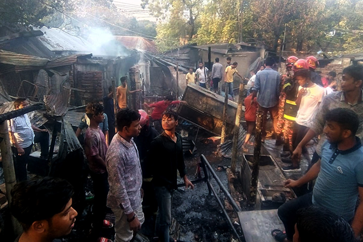 রাজধানীর বনানী টিঅ্যান্ডটি কলোনিতে রোববার বিকেল ৩টার দিকে লাগা আগুন বিকেল ৩টা ৫০ মিনিটের দিকে নিয়ন্ত্রণে আসে। ছবি: সাইফুল ইসলাম