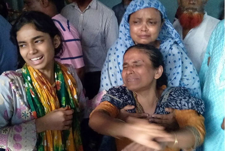 রাজধানীর বনানী বিটিসিএল কলোনিতে অগ্নিকাণ্ডে অর্ধশতাধিক ঘর ভস্মীভূত ও ক্ষতিগ্রস্ত হয়, সর্বস্ব হরিয়ে কান্নায় ভেঙে পড়েন  বস্তিতে বসবাসকারী এক পরিবার । ছবি: সাইফুল ইসলাম 
