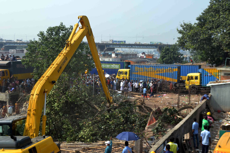 রবিবার দুপুরে রাজধানীর বাদামতলীতে অবৈধ স্থাপনা উচ্ছেদ অভিযান পরিচালনা করে বিআইডব্লিটিএ। ছবি: সাইফুল ইসলাম 