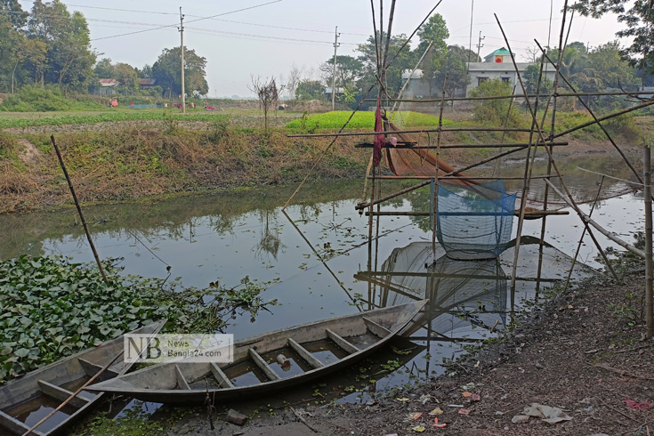 চৈত্রের খরতাপে শুকিয়ে গেছে খালবিলের পানি। বর্ষার অপেক্ষায় পড়ে আছে ভেসাল জাল। ছবিটি কুমিল্লার মুরাদনগর উপজেলার রামচন্দ্রপুর ইউনিয়নের তেমুরিয়া গ্রাম থেকে তোলা। ছবি: মাহফুজ নান্টু/নিউজবাংলা