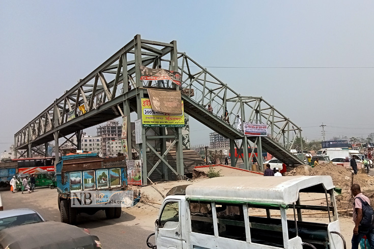 ঢাকা-চট্টগ্রাম মহাসড়কে দীর্ঘদিন ধরে চলছে ফুট ওভারব্রিজ তৈরির কাজ। কাজের ধীরগতির কারণে যাতায়াতে দুর্ভোগ পোহাতে হয় স্থানীয়দের। ছবি: সাইফুল ইসলাম/নিউজবাংলা