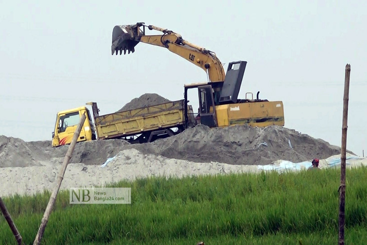 মানে ভালো ও দামে কম হওয়ায় জামালপুরের বালুর প্রচুর চাহিদা। তবে কিছু ব্যবসায়ী অবৈধভাবে বালু উত্তোলন করায় ভাঙনের মুখে পড়েছে জামালপুর-ময়মনসিংহ মহাসড়ক। ছবি: সাইমুম সাব্বির শোভন/নিউজবাংলা