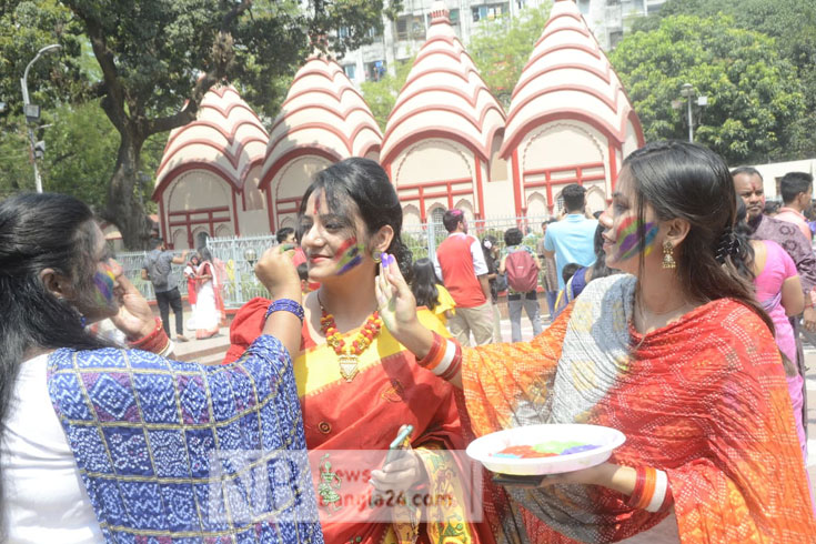 দোল উৎসবে আবির খেলায় মেতে উঠেছে তরুণীরা। রাজধানীর ঢাকেশ্বরী মন্দির থেকে ছবি তুলেছেন সাইফুল ইসলাম।