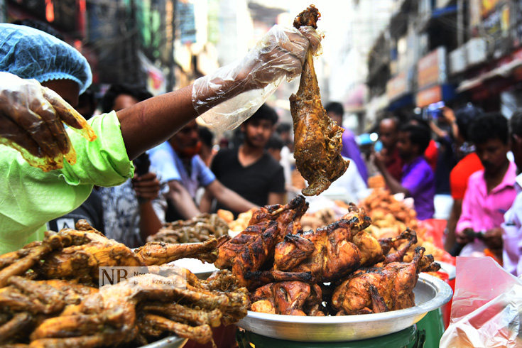রোজার প্রথম দিনে পুরান ঢাকার চকবাজারে ঐতিহ্যবাহী ইফতার বাজারের চিত্র। ছবি: সাইফুল ইসলাম 
