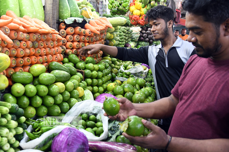 রমজানে লেবুর চাহিদা বাড়ায় দাম তুলনামূলকভাবে একটু বেশি হওয়াতে ক্রেতার সংখ্যা কম। ছবিটি গুলশান কাঁচাবাজার থেকে তোলা। ছবি: সাইফুল ইসলাম/নিউজবাংলা