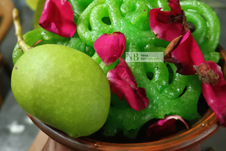 রাজশাহীতে কাঁচা আমের স্বাদের জিলাপি ব্যাপক সাড়া ফেলছে। ছবি: আহসান হাবীব অপু/নিউজবাংলা