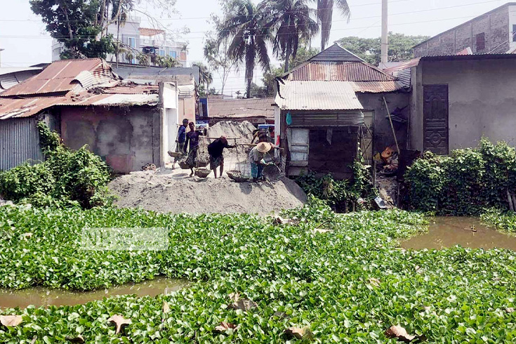 হবিগঞ্জ শহরে শত বছরের চন্দ্রনাথ পুকুর ভরাট করে বহুতল মার্কেট নির্মাণের উদ্যোগ নিয়েছে পৌর কর্তৃপক্ষ। এরই মধ্যে মাটি ফেলার কাজ শুরু হয়েছে। ঐতিহ্যবাহী এই পুকুর ভরাটের সিদ্ধান্তে ক্ষোভ বাড়ছে পরিবেশকর্মী ও সাধারণ মানুষের। ছবি: কাজল সরকার/নিউজবাংলা
