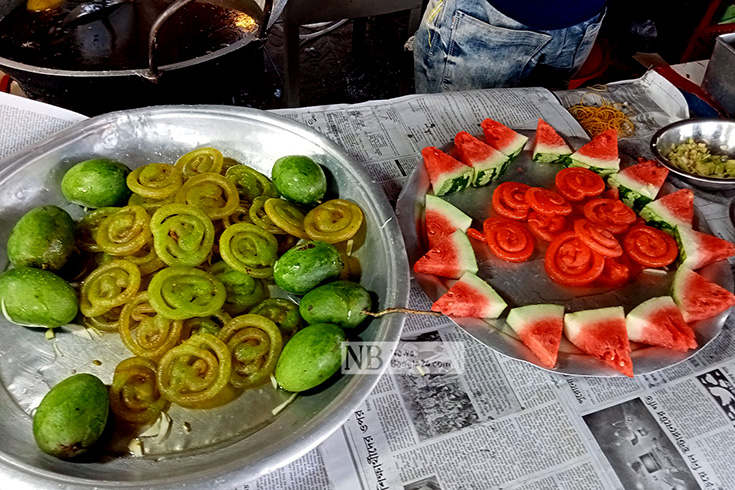 রাজশাহীতে তৈরি কাঁচা আমের জিলাপি সারা দেশে সাড়া ফেলার পর এবার খুলনায় শুরু হয়েছে তরমুজের জিলাপি তৈরি। এরইমেধ্যে খুলনার তরমুজের জিলাপি সাড়া ফেলেছে এলাকায়। সে সঙ্গে সামাজিক যোগাযোগমাধ্যম ফেসবুকেও ব্যাপক আলোচনা শুরু হয়েছে তরমুজের তৈরি জিলাপি নিয়ে। এবার তরমুজের জিলাপি তৈরি করছে খুলনার ব্যবসায়ী সোবহান। ছবি: আওয়াল শেখ / নিউজবাংলা