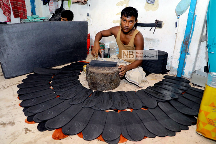 করোনাভাইরাস মহামারির কারণে গত দুই বছর বিক্রিতে ধস নামলেও এবারের ঈদকে ঘিরে আশাবাদী ছিলেন চট্টগ্রামের মাদারবাড়ী এলাকার হাতে তৈরি জুতা-স্যান্ডেলের কারিগর ও ব্যবসায়ীরা। তবে হতাশ হতে হচ্ছে তাদের। ঈদ উপলক্ষে বিক্রির ভরা মৌসুমে চলছে মন্দা। চট্টগ্রামের মাদারবাড়ীতে চলছে হাতে জুতা-স্যান্ডেল তৈরির কাজ। ছবি: আব্দুল্লাহ রাকীব/নিউজবাংলা