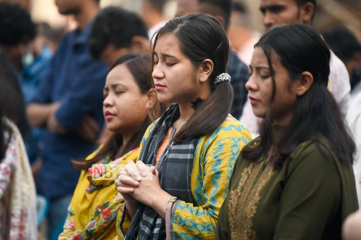 রাজধানীর মানিক মিয়া অ্যাভিনিউয়ে রাজধানী উচ্চ বিদ্যালয়ের মাঠে পবিত্র ইস্টার সানডের উপাসনায় অংশগ্রহণ করেন খ্রিষ্ট ধর্মাবলম্বীরা। ছবি: পিয়াস বিশ্বাস/নিউজবাংলা