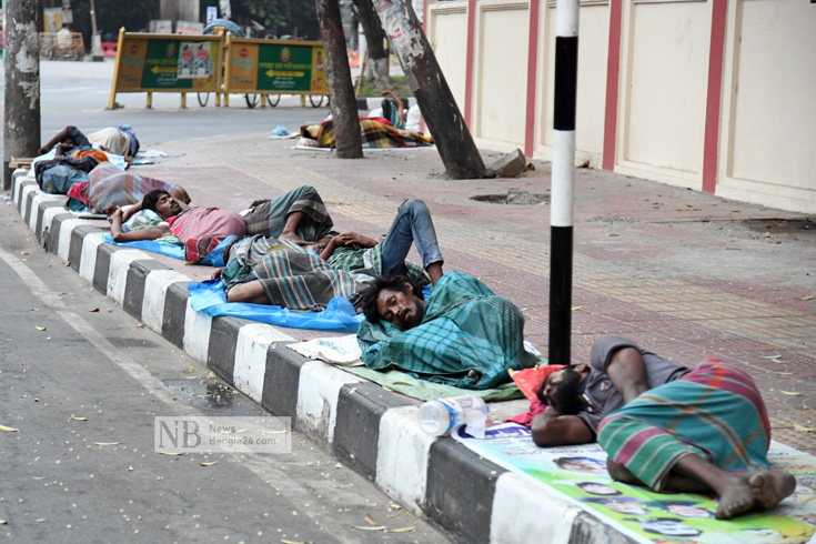 সচিবালয়ের সামনে ঘুমন্ত অবস্থায় ছিন্নমূল মানুষ। ছবি: সাইফুল ইসলাম 