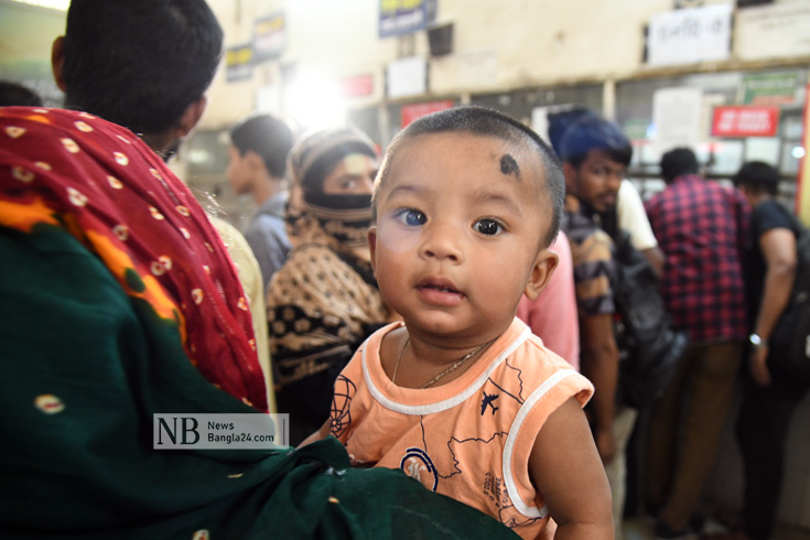 ভৈরবের রাহেলা খাতুন। ঈদের অগ্রিম টিকিট কাটতে গিয়ে পরিচয়পত্র দেখাতে না পারায় পাননি টিকিট। কোলে ছোট্ট শিশুকে নিয়ে দাঁড়িয়ে থাকতে দেখা যায় বিমানবন্দর রেলস্টেশনে। ছবিটি শনিবার তোলা। ছবি: সাইফুল ইসলাম 