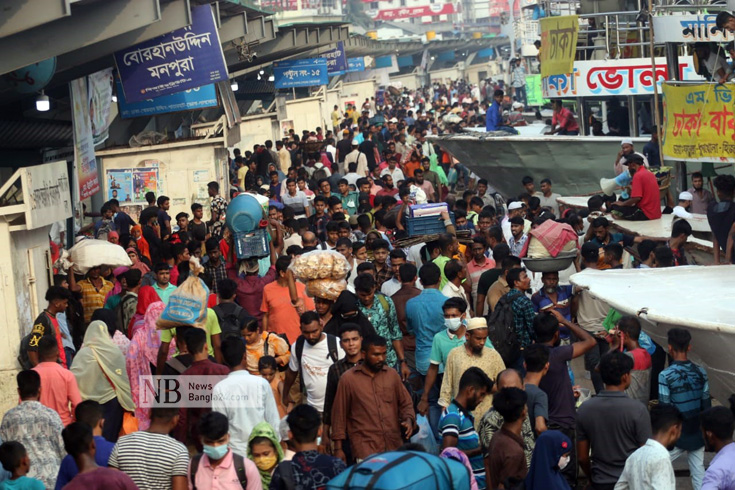 ঈদে ঘরমুখো মানুষের চাপ বেড়েছে শনিবার সকাল থেকেই। ছবিটি  সদরঘাট লঞ্চ টার্মিনাল থেকে তোলা ।ছবি: সাইফুল ইসলাম/নিউজবাংলা 